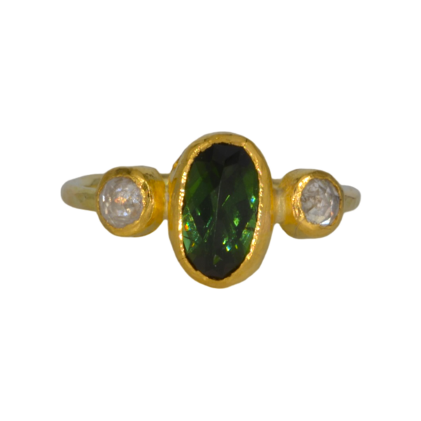Gouden ring met een groene toermalijn en twee witte roosdiamanten
