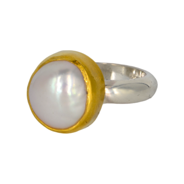 Ring van zilver en goud met een witte barok parel