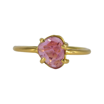 Gouden ring met een roze toermalijn in pootjeszetting